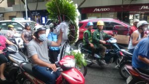 Moped mit Blumenkranz
