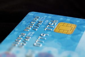Ausschnitt einer blauen Kreditkarte mit Chip